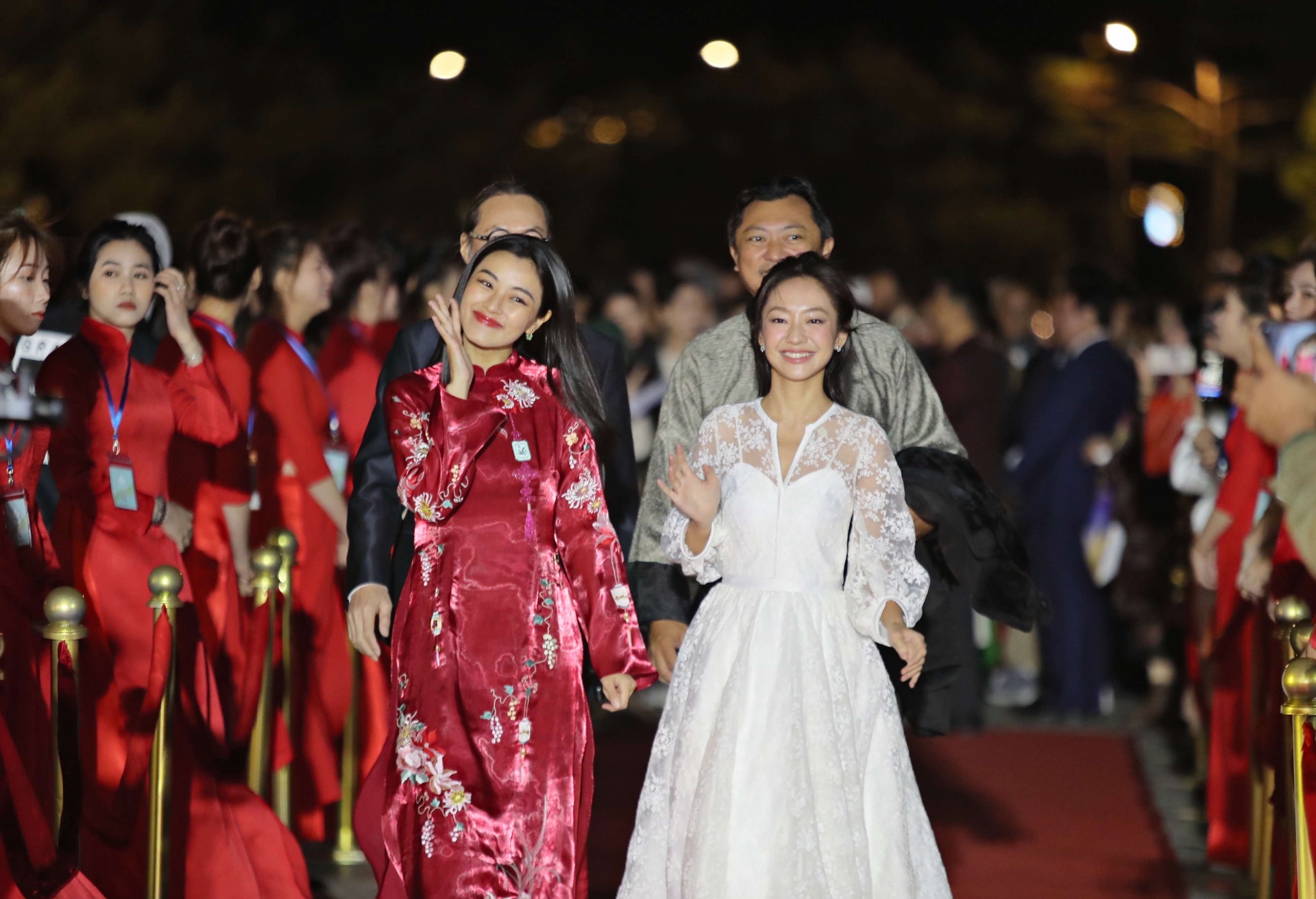Buổi khai Liên hoan Phim Việt Nam lần thứ XXIII bắt đầu bằng phần thảm đỏ với sự góp mặt của nhiều nghệ sĩ, đoàn làm phim và khách mời nổi tiếng