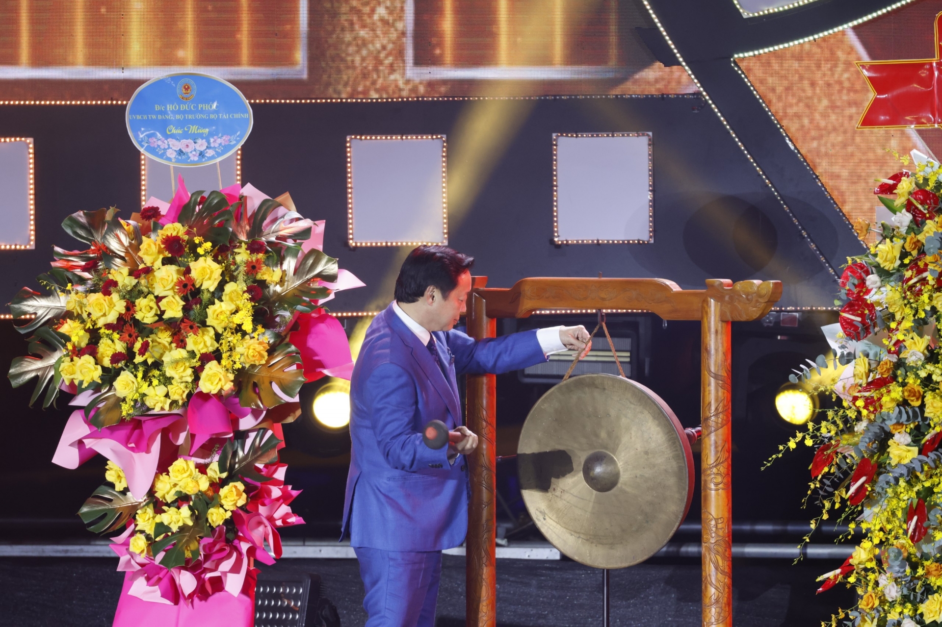 Phó Thủ tướng Trần Hồng Hà đánh chiêng khai mạc Liên hoan Phim Việt Nam lần thứ XXIII