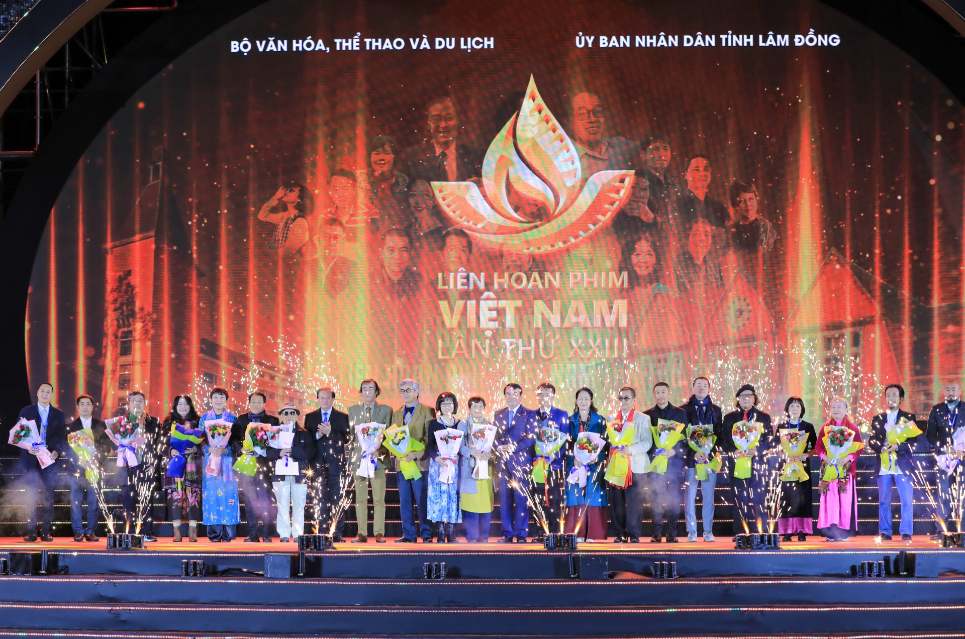 Lãnh đạo Bộ Văn hóa - Thể thao và Du lịch và lãnh đạo tỉnh Lâm Đồng tặng hoa Ban Giám khảo