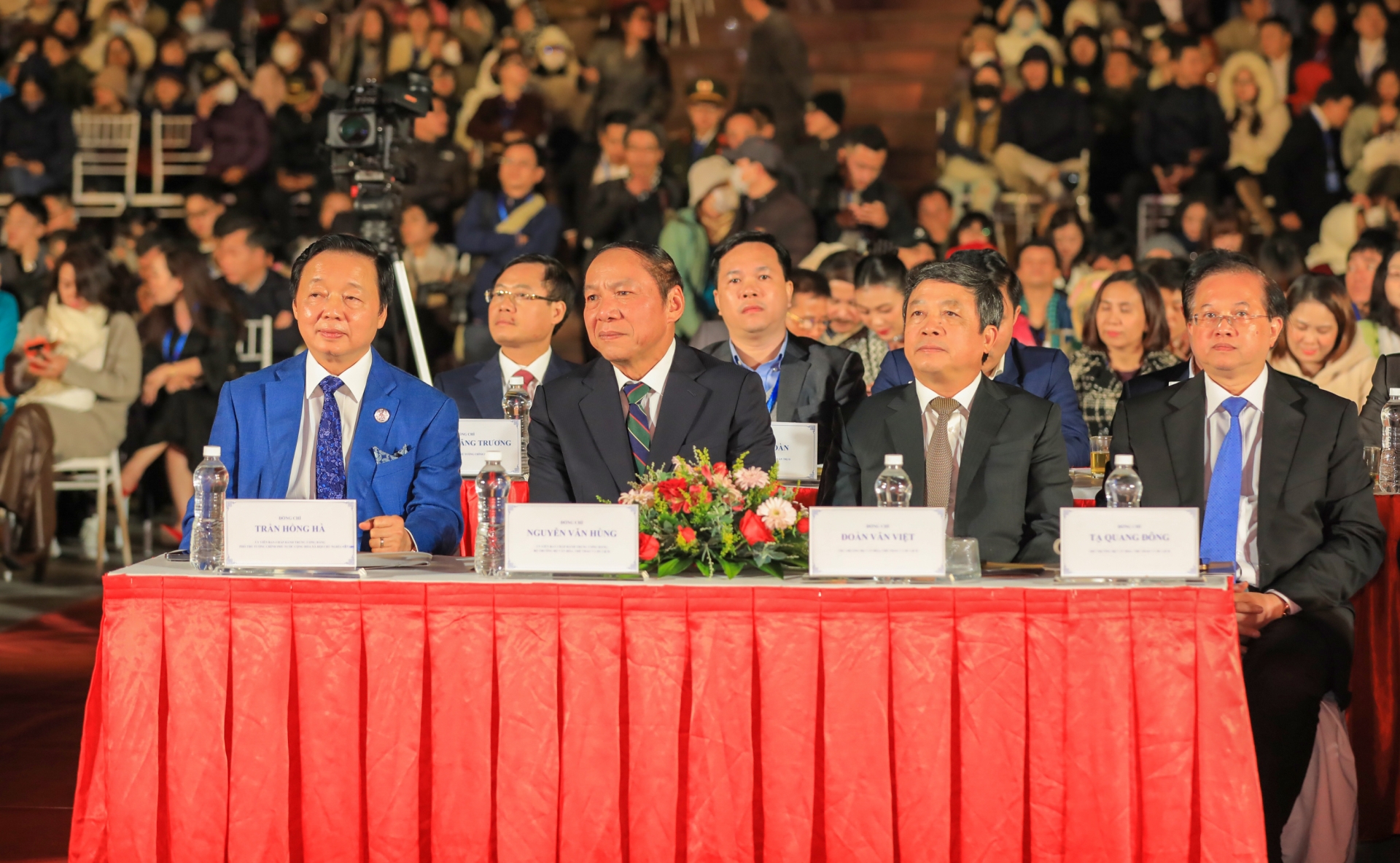 Phó Thủ tướng Trần Hồng Hà và lãnh đạo các bộ, ngành dự lễ khai mạc