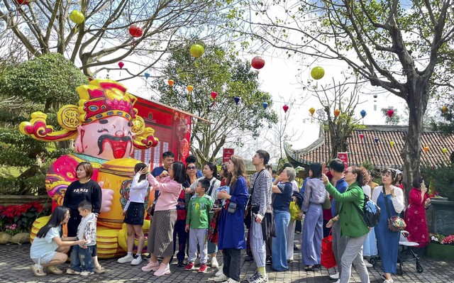 Đà Nẵng đón hơn 469.000 lượt khách du lịch dịp Tết Nguyên đán Ất Tỵ - Ảnh 2. Đà Nẵng đón hơn 469.000 lượt khách du lịch dịp Tết Nguyên đán Ất Tỵ - Ảnh 2.