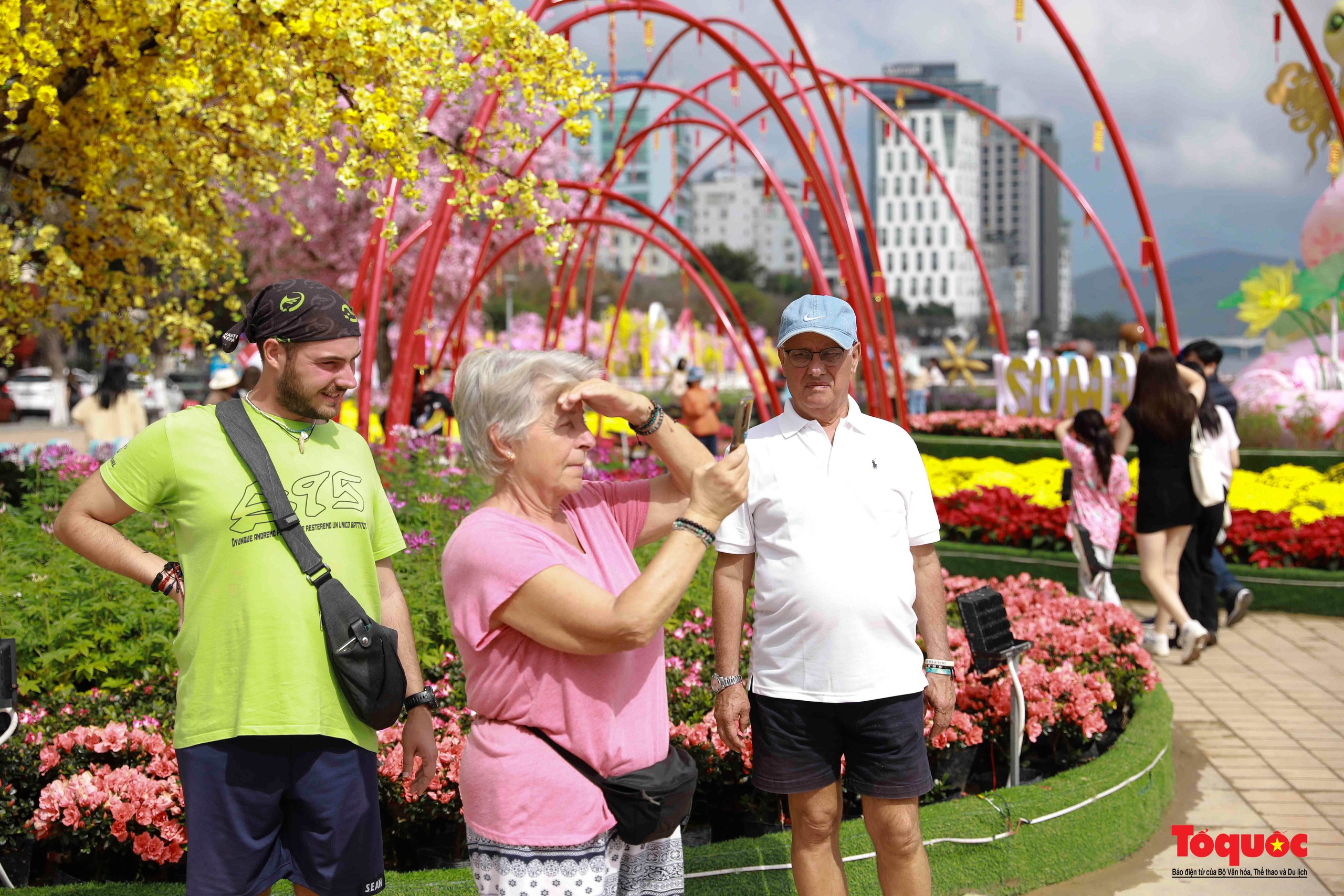 Du khách thích thú check-in đường hoa Xuân Đà Nẵng 2025 - Ảnh 4. Du khách thích thú check-in đường hoa Xuân Đà Nẵng 2025 - Ảnh 4.