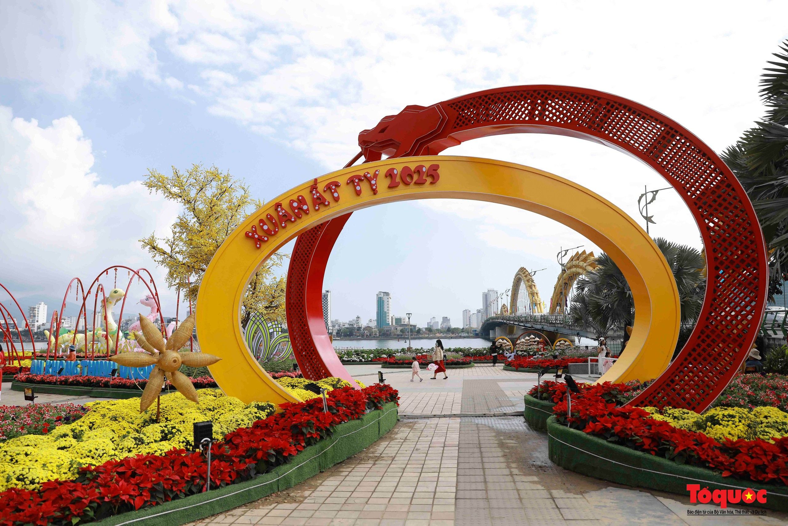 Du khách thích thú check-in đường hoa Xuân Đà Nẵng 2025 - Ảnh 1. Du khách thích thú check-in đường hoa Xuân Đà Nẵng 2025 - Ảnh 1.