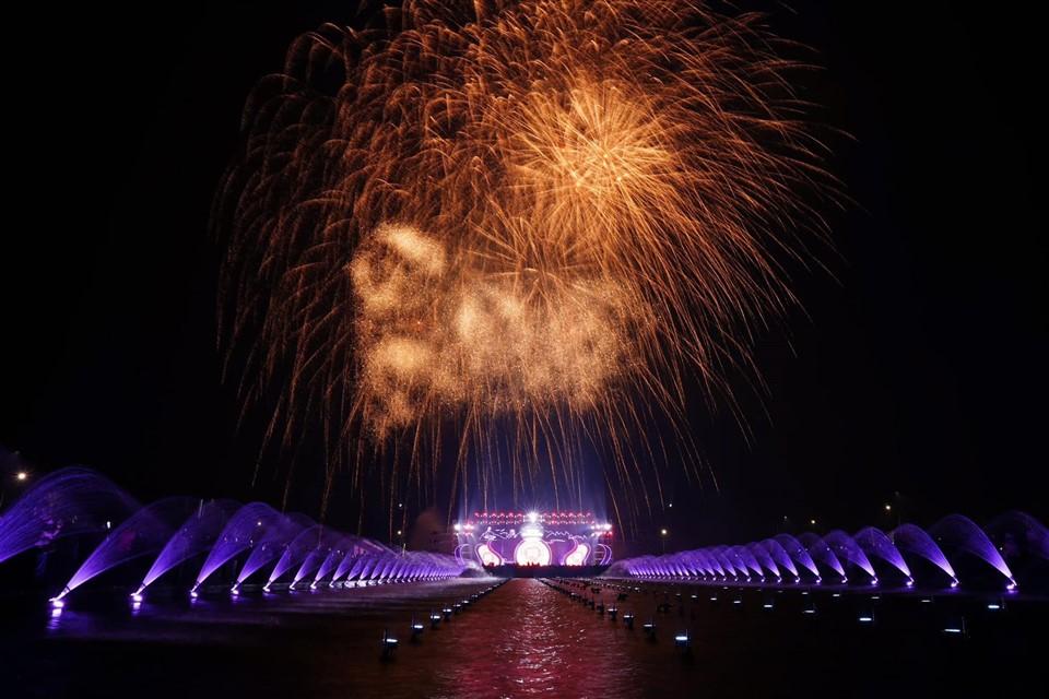Hà Nam đón giao thừa bằng đêm nhạc đẳng cấp và màn bắn pháo hoa tầm cao hoành tráng - Ảnh 11. Hà Nam đón giao thừa bằng đêm nhạc đẳng cấp và màn bắn pháo hoa tầm cao hoành tráng - Ảnh 11.