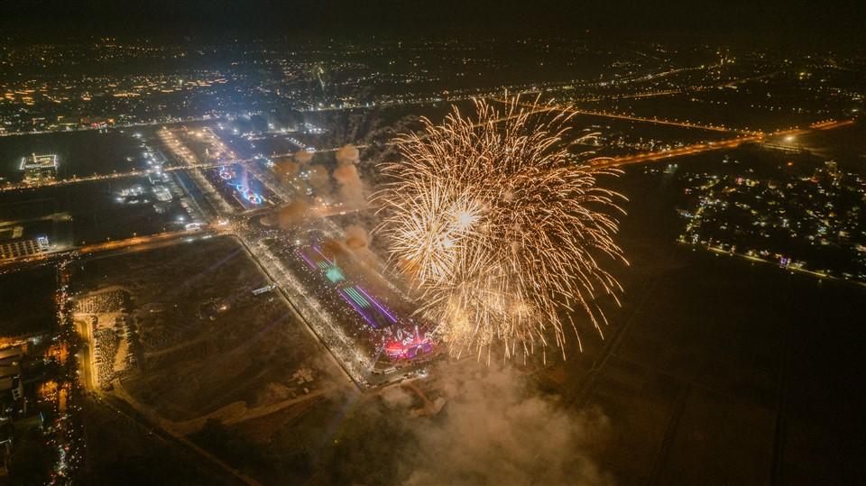 Hà Nam đón giao thừa bằng đêm nhạc đẳng cấp và màn bắn pháo hoa tầm cao hoành tráng - Ảnh 12. Hà Nam đón giao thừa bằng đêm nhạc đẳng cấp và màn bắn pháo hoa tầm cao hoành tráng - Ảnh 12.