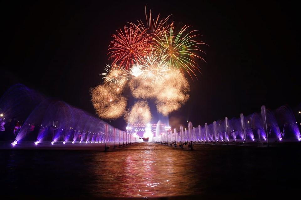 Hà Nam đón giao thừa bằng đêm nhạc đẳng cấp và màn bắn pháo hoa tầm cao hoành tráng - Ảnh 13. Hà Nam đón giao thừa bằng đêm nhạc đẳng cấp và màn bắn pháo hoa tầm cao hoành tráng - Ảnh 13.