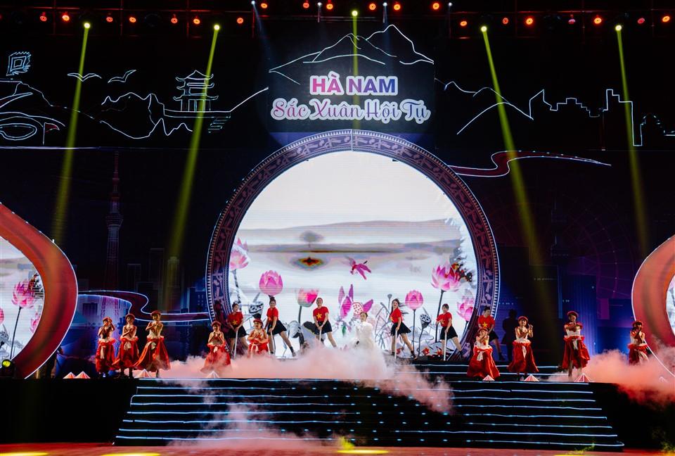 Hà Nam đón giao thừa bằng đêm nhạc đẳng cấp và màn bắn pháo hoa tầm cao hoành tráng - Ảnh 3. Hà Nam đón giao thừa bằng đêm nhạc đẳng cấp và màn bắn pháo hoa tầm cao hoành tráng - Ảnh 3.