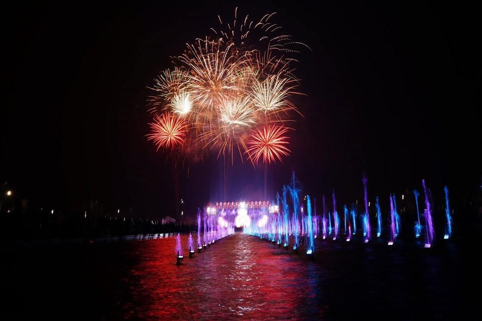 Hà Nam đón giao thừa bằng đêm nhạc đẳng cấp và màn bắn pháo hoa tầm cao hoành tráng - Ảnh 4. Hà Nam đón giao thừa bằng đêm nhạc đẳng cấp và màn bắn pháo hoa tầm cao hoành tráng - Ảnh 4.