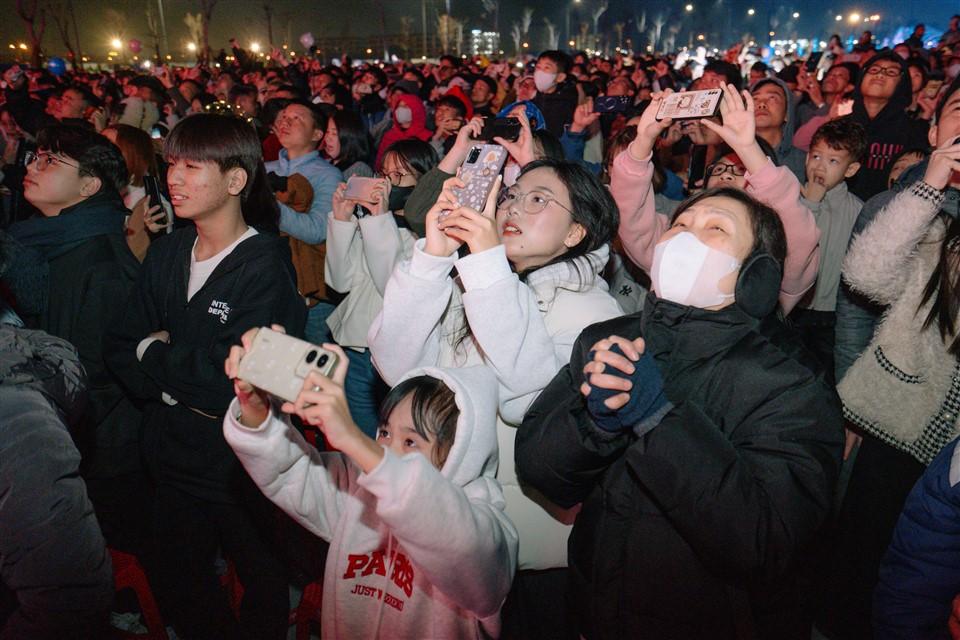 Hà Nam đón giao thừa bằng đêm nhạc đẳng cấp và màn bắn pháo hoa tầm cao hoành tráng - Ảnh 5. Hà Nam đón giao thừa bằng đêm nhạc đẳng cấp và màn bắn pháo hoa tầm cao hoành tráng - Ảnh 5.