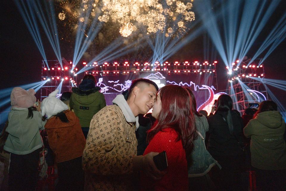 Hà Nam đón giao thừa bằng đêm nhạc đẳng cấp và màn bắn pháo hoa tầm cao hoành tráng - Ảnh 7. Hà Nam đón giao thừa bằng đêm nhạc đẳng cấp và màn bắn pháo hoa tầm cao hoành tráng - Ảnh 7.