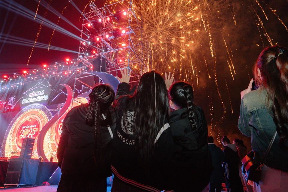 Hà Nam đón giao thừa bằng đêm nhạc đẳng cấp và màn bắn pháo hoa tầm cao hoành tráng - Ảnh 8. Hà Nam đón giao thừa bằng đêm nhạc đẳng cấp và màn bắn pháo hoa tầm cao hoành tráng - Ảnh 8.