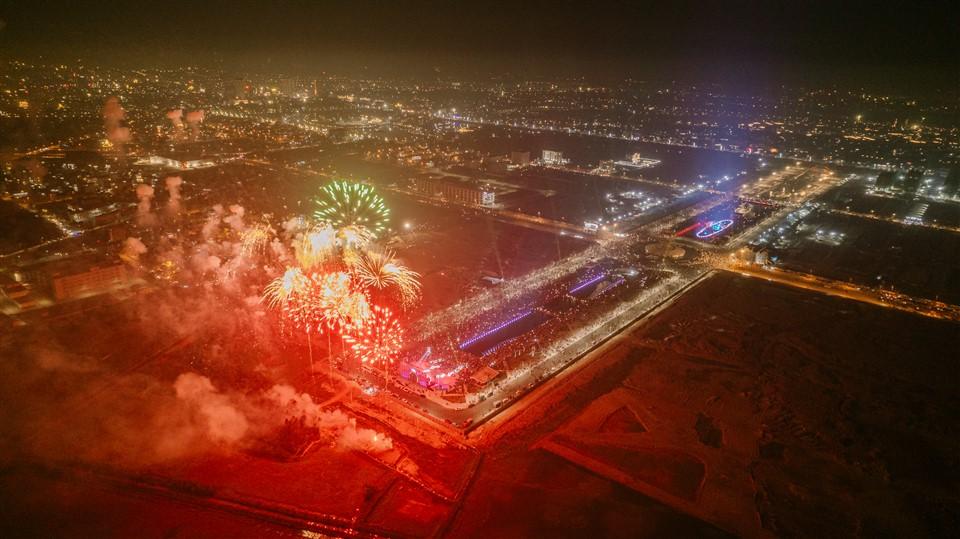 Hà Nam đón giao thừa bằng đêm nhạc đẳng cấp và màn bắn pháo hoa tầm cao hoành tráng - Ảnh 9. Hà Nam đón giao thừa bằng đêm nhạc đẳng cấp và màn bắn pháo hoa tầm cao hoành tráng - Ảnh 9.