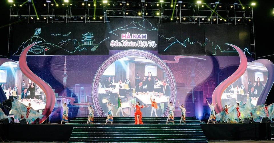 Hà Nam đón giao thừa bằng đêm nhạc đẳng cấp và màn bắn pháo hoa tầm cao hoành tráng - Ảnh 1. Hà Nam đón giao thừa bằng đêm nhạc đẳng cấp và màn bắn pháo hoa tầm cao hoành tráng - Ảnh 1.