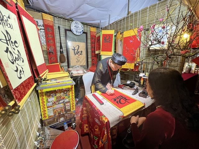 Hội chữ Xuân Ất Tỵ 2025 tại di tích Văn Miếu – Quốc Tử Giám: Kết nối giá trị văn hóa truyền thống với đương đại - Ảnh 1. Hội chữ Xuân Ất Tỵ 2025 tại di tích Văn Miếu – Quốc Tử Giám: Kết nối giá trị văn hóa truyền thống với đương đại - Ảnh 1.