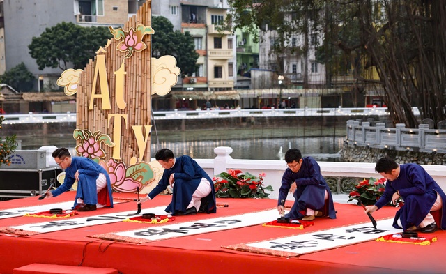 Khai mạc Hội chữ Xuân Ất Tỵ 2025 - Ảnh 2. Khai mạc Hội chữ Xuân Ất Tỵ 2025 - Ảnh 2.