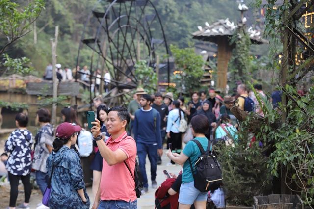 Việt Nam đón hơn 1,7 triệu lượt khách quốc tế trong tháng 12/2024 1 Việt Nam đón Hơn 1,7 Triệu Lượt Khách Quốc Tế Trong Tháng 12/2024