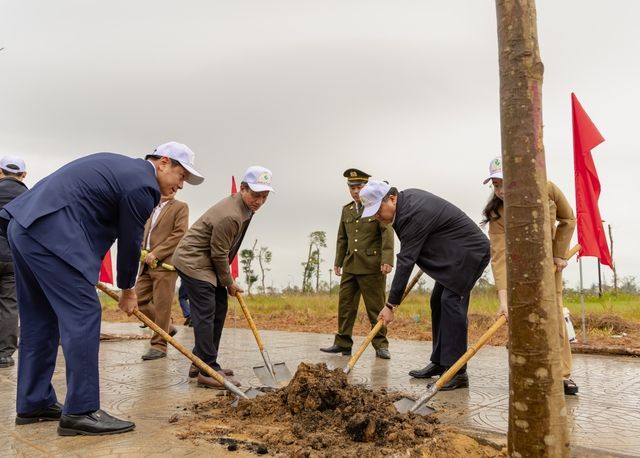 Quảng Bình hưởng ứng phong trào Tết trồng cây - Ảnh 1. Quảng Bình hưởng ứng phong trào Tết trồng cây - Ảnh 1.
