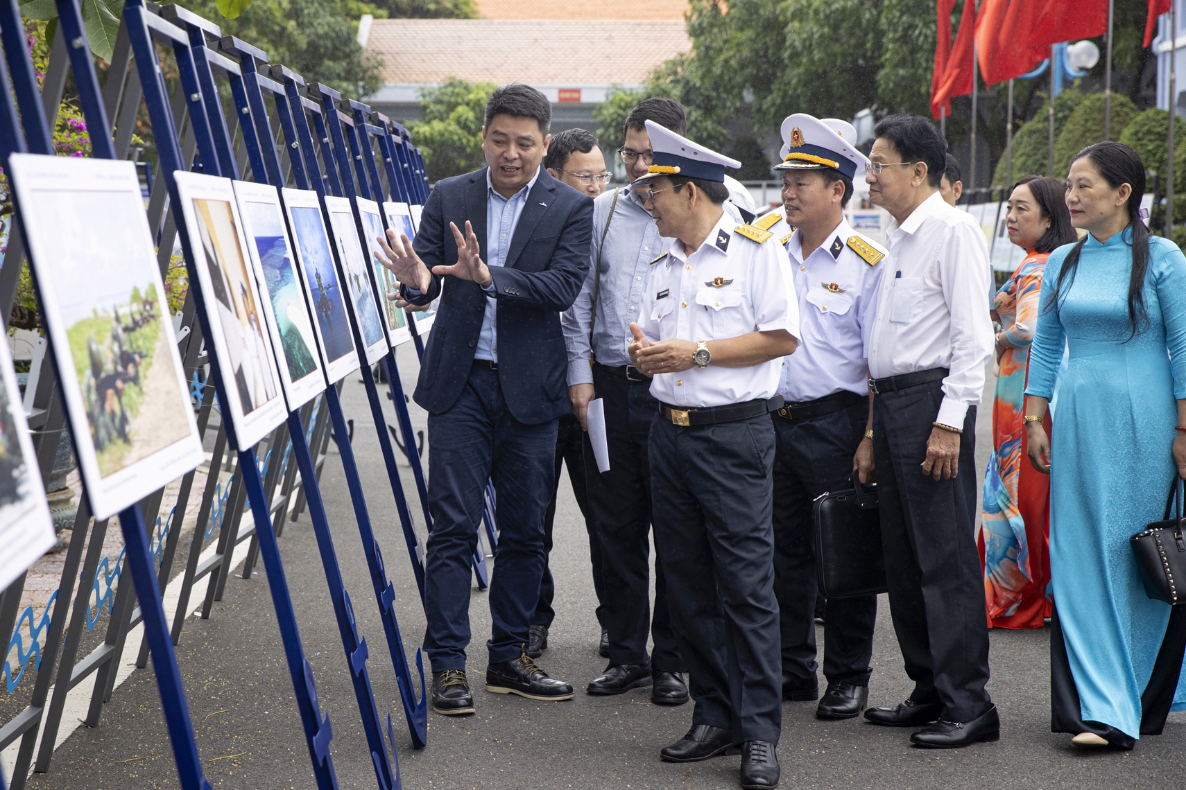 Công bố nhiều tài liệu, hình ảnh quý về "Hoàng Sa, Trường Sa - Tổ quốc nơi đầu sóng" - Ảnh 3. Công bố nhiều tài liệu, hình ảnh quý về "Hoàng Sa, Trường Sa - Tổ quốc nơi đầu sóng" - Ảnh 3.