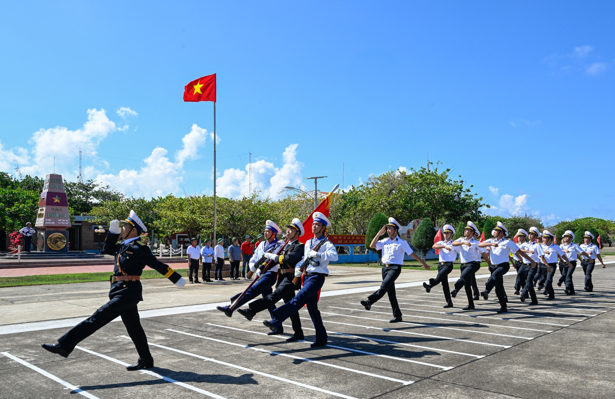 Công bố nhiều tài liệu, hình ảnh quý về "Hoàng Sa, Trường Sa - Tổ quốc nơi đầu sóng" - Ảnh 10. Công bố nhiều tài liệu, hình ảnh quý về "Hoàng Sa, Trường Sa - Tổ quốc nơi đầu sóng" - Ảnh 10.