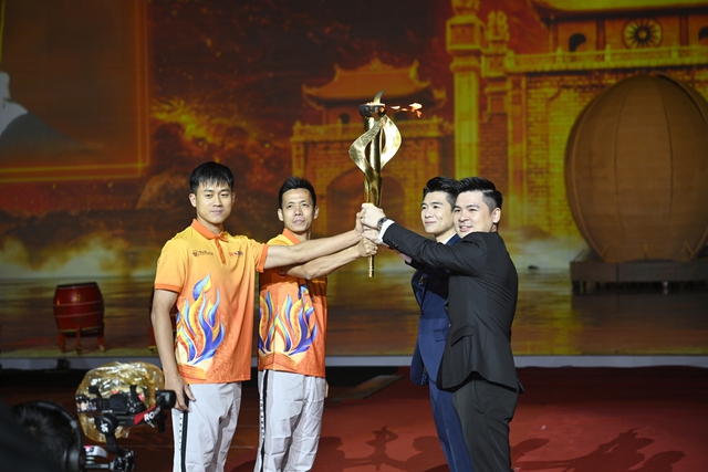 Gia đình nhạc sĩ Văn Cao xúc động khi lần đầu cùng hát Quốc ca và lập kỷ lục Guiness - Ảnh 3. Gia đình nhạc sĩ Văn Cao xúc động khi lần đầu cùng hát Quốc ca và lập kỷ lục Guiness - Ảnh 3.
