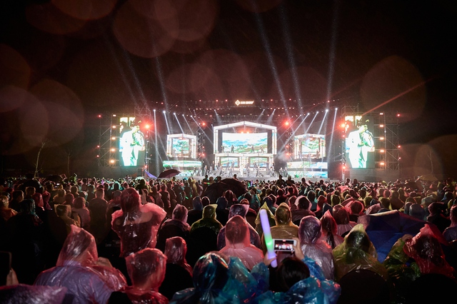 Hà Nam "bùng cháy" với đêm nhạc "Rising Star" dưới mưa, khai màn cho Hà Nam Music Festival 2025 - Ảnh 6. Hà Nam "bùng cháy" với đêm nhạc "Rising Star" dưới mưa, khai màn cho Hà Nam Music Festival 2025 - Ảnh 6.