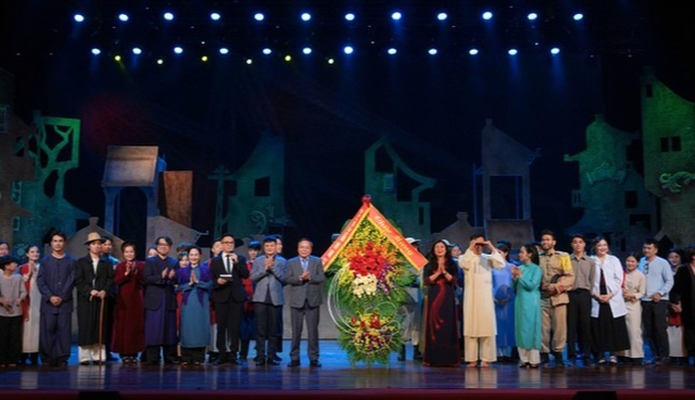 Nhạc kịch “Lửa từ Đất”- Khúc tráng ca đầy tự hào về Hà Nội - Ảnh 1. Nhạc kịch “Lửa từ Đất”- Khúc tráng ca đầy tự hào về Hà Nội - Ảnh 1.