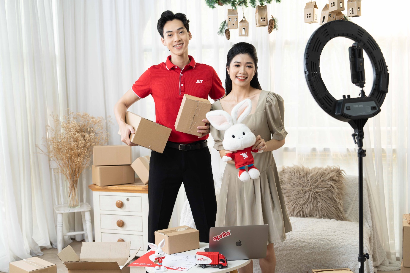 jt express sieu quay trung ngay tang nhiet chang cuoi iphone 15 va loat qua tang gia tri da co chu