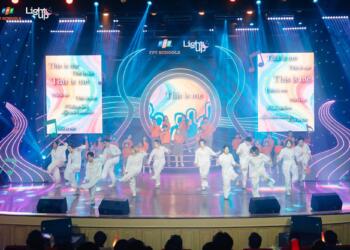Chung kết toàn quốc Light Up 2025 thành đại nhạc hội tiếng Anh đỉnh cao, ca sĩ Orange cùng dàn Giám khảo phải “wow” liên tục!