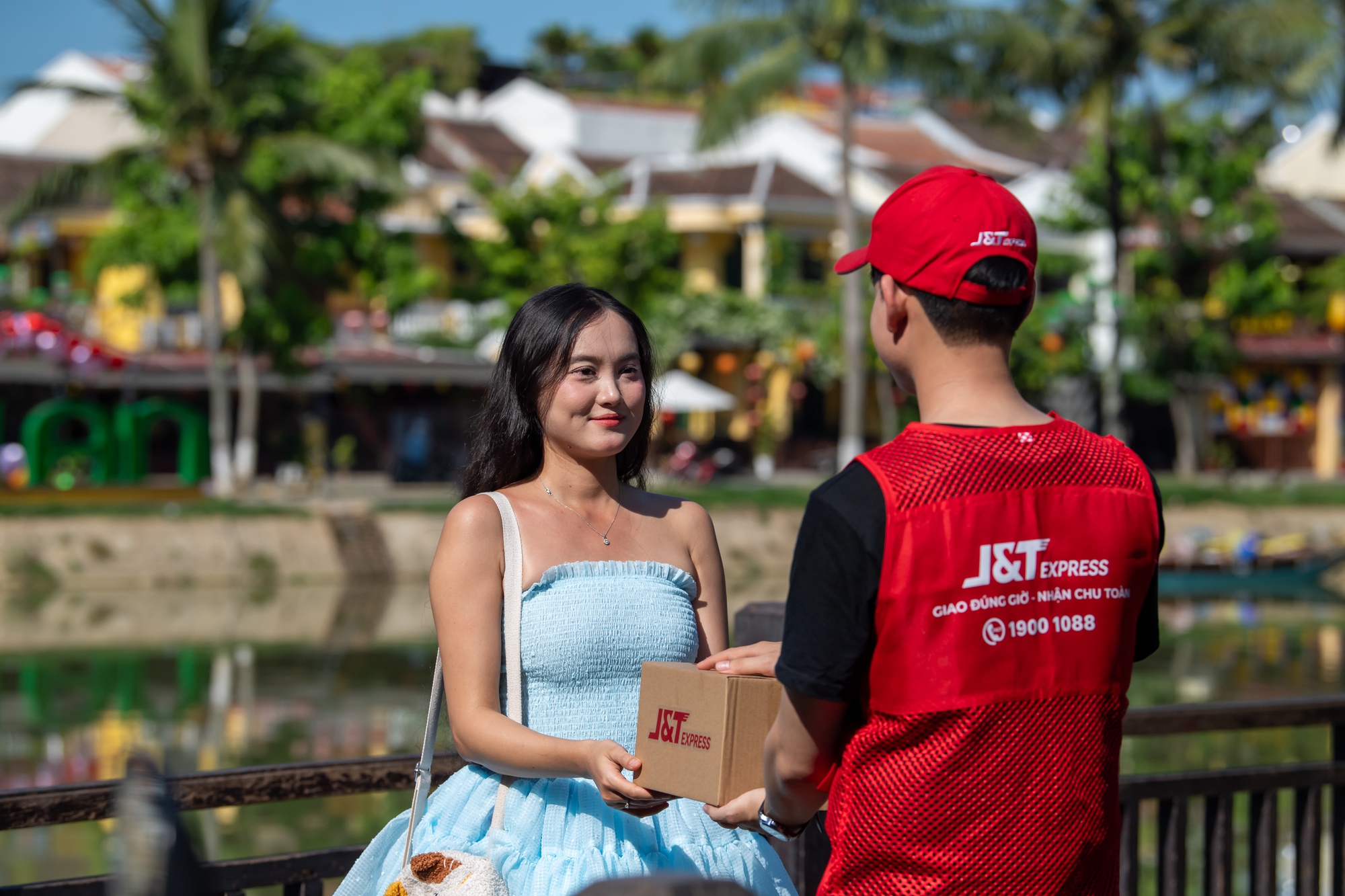 Valentine trong kỷ nguyên số: xa mặt nhưng không cách lòng chỉ với một "chạm" 1 valentine trong ky nguyen so xa mat nhung khong cach long chi voi mot cham